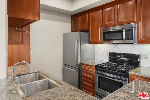 10275 Missouri Avenue, Los Angeles CA: https://media.crmls.org/mediaz/23ddda16-322e-417f-b1cf-2f56890a4ab3.jpg