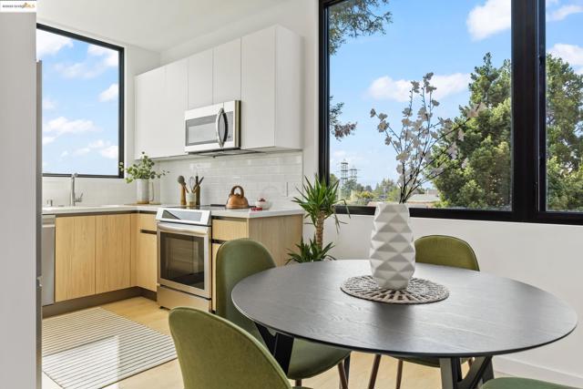 4031 Park Blvd, Oakland CA: https://media.crmls.org/mediaz/23de72be-5867-4635-acd3-e32fc20cb5e3.jpg