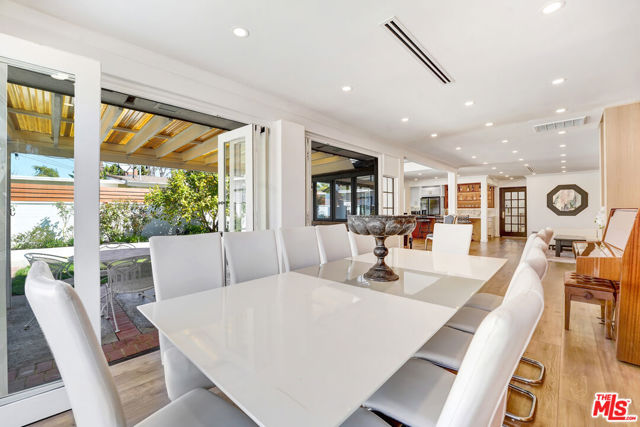 6409 Graves Avenue, Lake Balboa CA: https://media.crmls.org/mediaz/23e037ff-e2a6-4df8-90e7-3c432aa4fa57.jpg