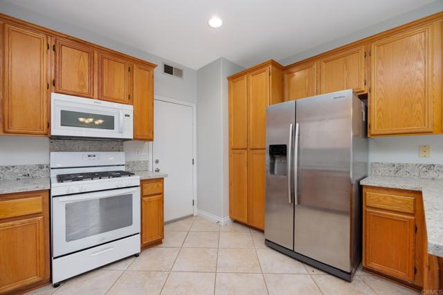 Detail Gallery Image 11 of 31 For 4353 Saddlehorn Way, Oceanside,  CA 92057 - 4 Beds | 2/1 Baths