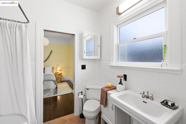 824 Arlington Avenue, Oakland CA: https://media.crmls.org/mediaz/23e131c0-efba-49b7-95bf-2dc12ec79294.jpg