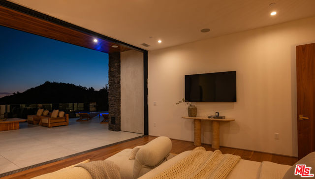 12752 Mulholland Drive, Beverly Hills CA: https://media.crmls.org/mediaz/23e17881-59e2-4454-bc23-9a929fc05f18.jpg