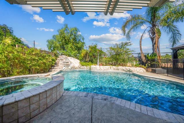 2492 Royal Saint James Dr, El Cajon CA: https://media.crmls.org/mediaz/23e1f501-3b77-4ea6-9e9e-fa21f291ff56.jpg