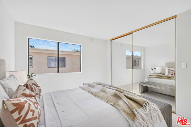 15167 Magnolia Boulevard, E photo 17