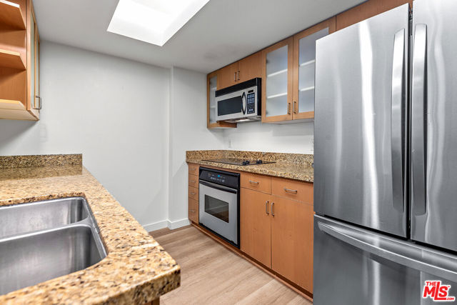 13700 Marina Pointe Drive, Marina del Rey CA: https://media.crmls.org/mediaz/23e2846e-d8a5-4811-81fa-725b04417756.jpg