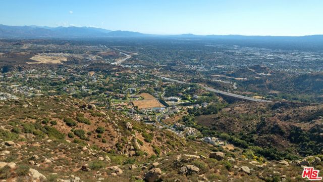 22682 La Quilla Drive, Chatsworth CA: https://media.crmls.org/mediaz/23e2c780-4350-4e2b-a883-b0502520db20.jpg