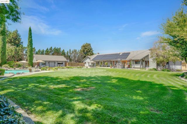 2960 Almondwood Pl, Oakley CA: https://media.crmls.org/mediaz/23e2f438-bbe3-4866-8a77-2bd8053f4798.jpg