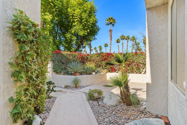 10321 Sunningdale Drive, Rancho Mirage CA: https://media.crmls.org/mediaz/23e3ab04-f342-4f91-94a1-6499aebb7d08.jpg