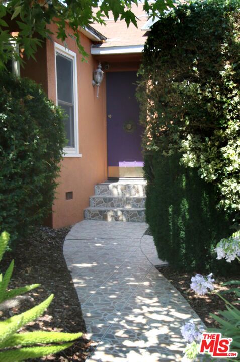 1807 Cochran Place, Los Angeles CA: https://media.crmls.org/mediaz/23e4d723-558b-47f6-a261-ca139ee8087a.jpg