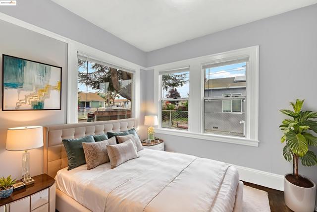 1009 106Th Ave, Oakland CA: https://media.crmls.org/mediaz/23e53425-e233-42d9-bf2b-8a908066a149.jpg