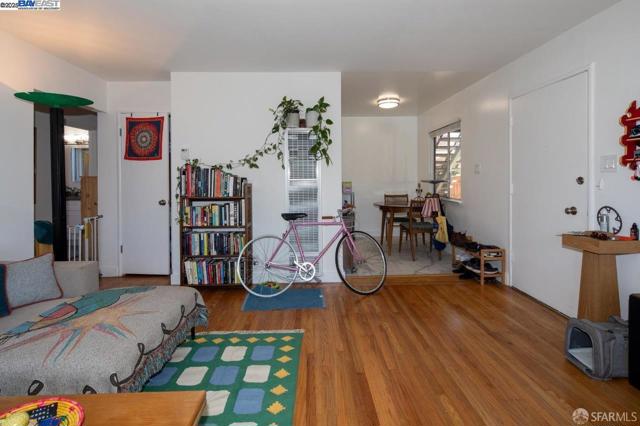 537 Pacific Avenue, Alameda CA: https://media.crmls.org/mediaz/23e60926-cddd-4453-8616-16e0c34a25c5.jpg