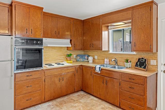 1103 Presidio Boulevard, Pacific Grove CA: https://media.crmls.org/mediaz/23e7c424-63ce-4005-81ba-71d5cfef0a74.jpg