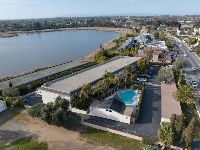 2475 Jefferson, Carlsbad CA: https://media.crmls.org/mediaz/23e7f650-c8ca-44cb-968c-0f3ac7e76312.jpg