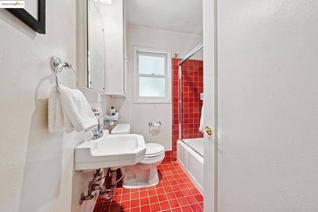4221 Whittle Ave, Oakland CA: https://media.crmls.org/mediaz/23e803c1-738a-42cf-adc0-b6f705e58855.jpg