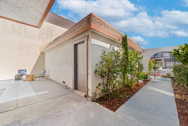 2325 Hastings Drive, Belmont CA: https://media.crmls.org/mediaz/23e8267d-ac6e-4b63-b9c4-eadc4afda83b.jpg