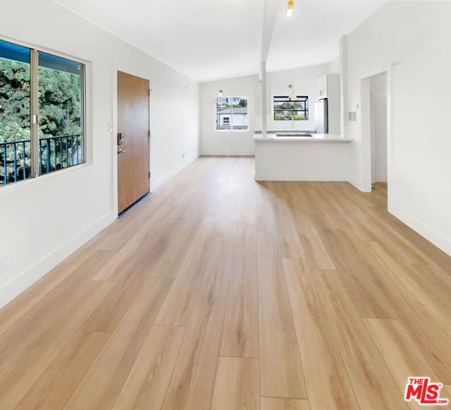 2909 10th Street, Santa Monica CA: https://media.crmls.org/mediaz/23e82d87-b435-4430-ac92-d1acfc459ceb.jpg