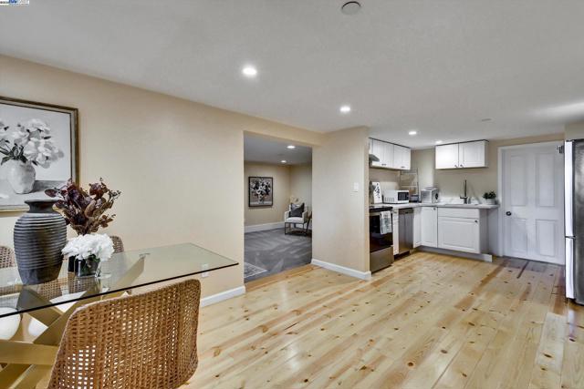 148 Auburn St, San Rafael CA: https://media.crmls.org/mediaz/23e88e89-2919-4845-b2bf-a05a5543aa98.jpg