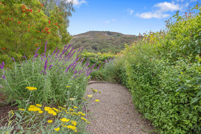 464 W Avenida De Las Flores, Thousand Oaks CA: https://media.crmls.org/mediaz/23e98759-a2ea-4d99-9667-b30b596112bb.jpg