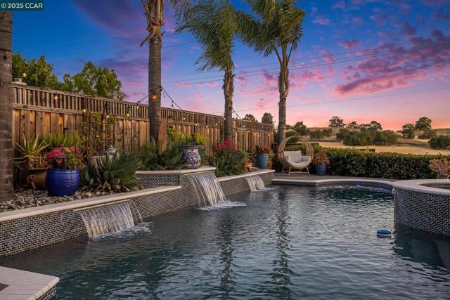 4001 Browning Dr, Concord CA: https://media.crmls.org/mediaz/23e9e857-4a08-49f1-9ed8-643cb2c4a0c5.jpg