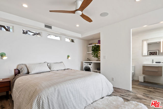 27400 Pacific Coast Highway, Malibu CA: https://media.crmls.org/mediaz/23eacf3e-60bf-4a25-8880-f32bd4dc527b.jpg