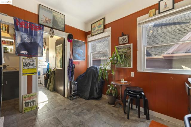 553 34Th St, Oakland CA: https://media.crmls.org/mediaz/23eae1c2-a53d-493e-8c98-132056681b45.jpg