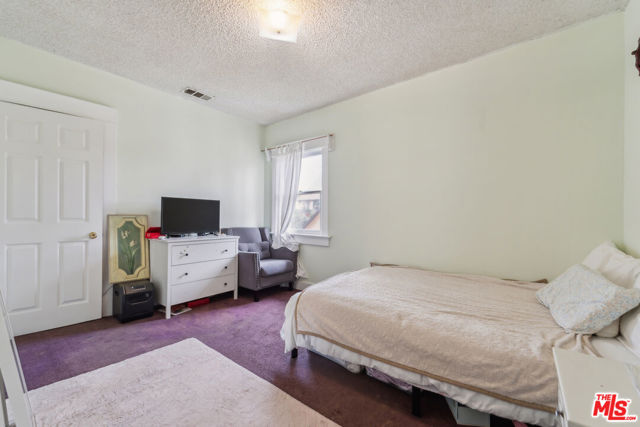 1946 S La Salle Avenue, Los Angeles CA: https://media.crmls.org/mediaz/23eaf2bb-77c3-41f6-9b63-0199c0a91a0b.jpg