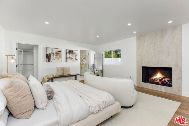 5200 Del Moreno Drive, Woodland Hills CA: https://media.crmls.org/mediaz/23eafc97-dca9-4e7e-8ed5-7ce021d23dd5.jpg