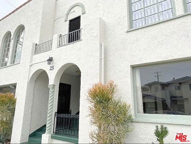 25 Falcon Avenue, Long Beach CA: https://media.crmls.org/mediaz/23eb9719-de67-4f91-8f54-36f61d245685.jpg