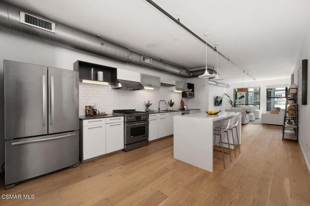 4115 Glencoe Avenue, Marina del Rey CA: https://media.crmls.org/mediaz/23ebb790-f847-4691-ace3-bba4d22ee42c.jpg