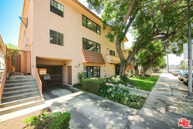 6234 Woodman Avenue, Van Nuys CA: https://media.crmls.org/mediaz/23ec04d2-20cb-4c96-8794-68beb64320f4.jpg