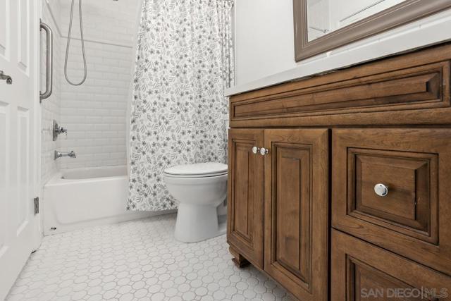 545 Shady Brook Pl, Escondido CA: https://media.crmls.org/mediaz/23eea33a-cc90-438e-acf5-b803c41b8532.jpg