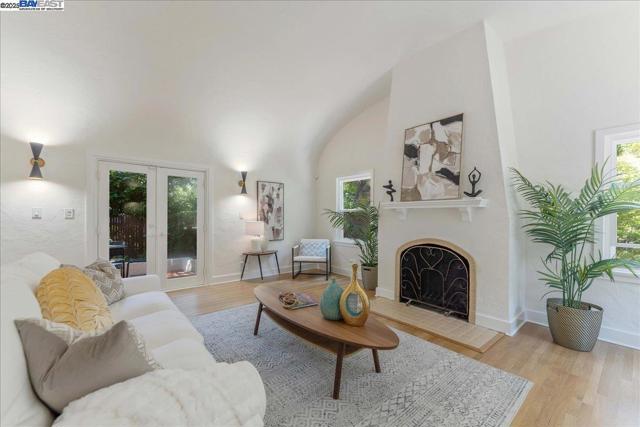 405 Kingsley Ave, Palo Alto CA: https://media.crmls.org/mediaz/23f0982d-dd27-46d9-84ef-4465474fd967.jpg