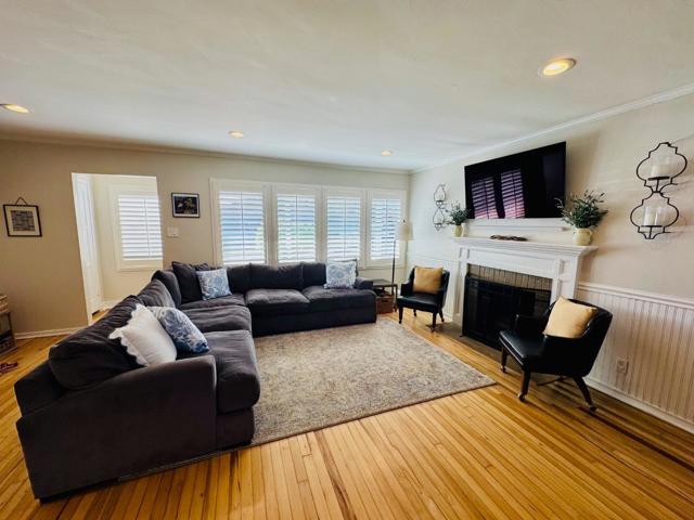 1639 Cypress Avenue, San Mateo CA: https://media.crmls.org/mediaz/23f0fabc-5bec-44b3-b148-de126a396748.jpg