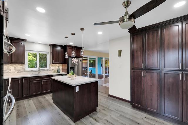 17561 Vineyard Rd, Castro Valley CA: https://media.crmls.org/mediaz/23f31c7d-ef67-4c87-af71-90946f704370.jpg