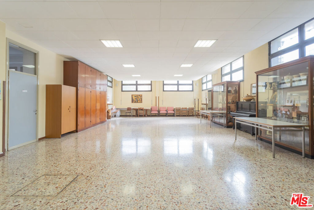 https://media.crmls.org/mediaz/23f38f66-fb7d-4961-bbd7-c35af129e9cc.jpg?preset=X-Large