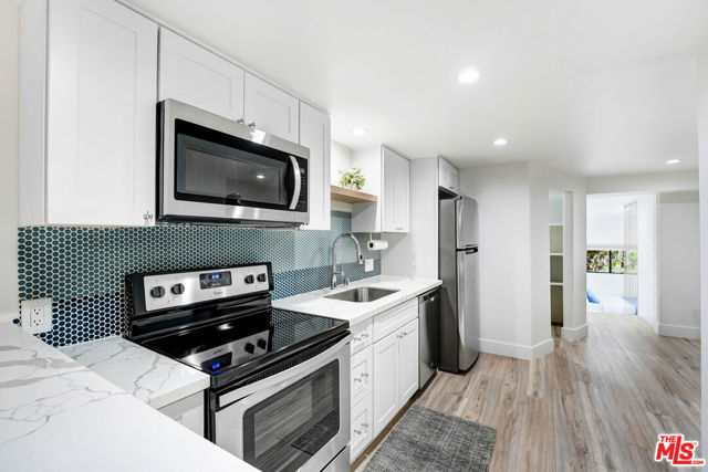 2506 Zorada Drive, Los Angeles CA: https://media.crmls.org/mediaz/23f42c71-71d7-4c7e-ab42-39caf42453c0.jpg