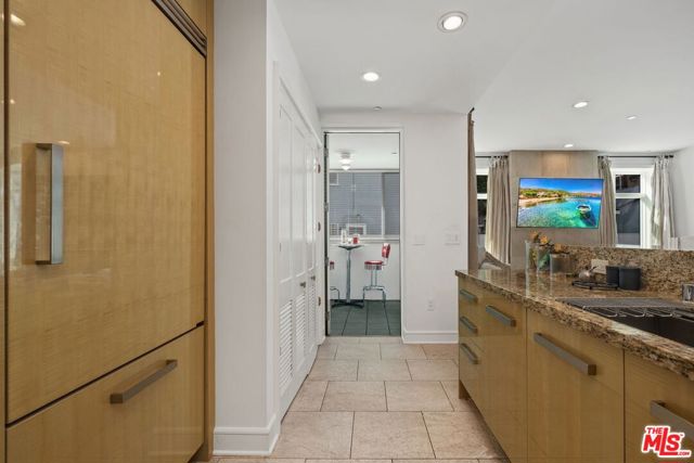 447 N Doheny Drive, Beverly Hills CA: https://media.crmls.org/mediaz/23f450cf-6d7e-4fda-9a76-c920f3f04646.jpg