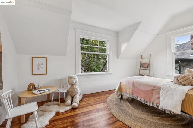 118 Hillside Ave, Piedmont CA: https://media.crmls.org/mediaz/23f45b31-783a-439b-903c-ef2a8f266f35.jpg
