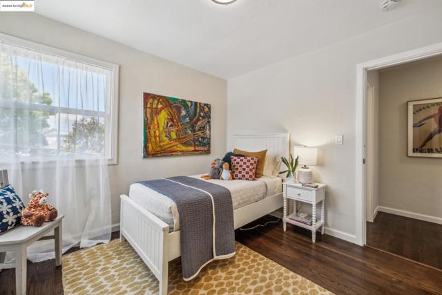 317 Pacific, Alameda CA: https://media.crmls.org/mediaz/23f48078-b97a-4d3e-bc6a-4240af1c46c6.jpg