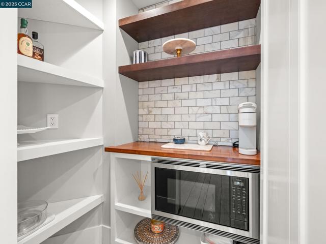 125 Sleepy Hollow Ln, Orinda CA: https://media.crmls.org/mediaz/23f5ba70-f098-4a70-914f-95e1628b6cc4.jpg