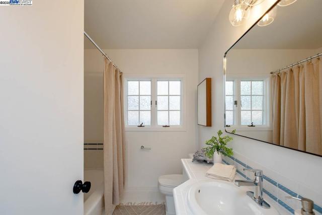 1366 Hansen Ave, Alameda CA: https://media.crmls.org/mediaz/23f5da48-4b39-47ae-b2f8-f62b4fa4e988.jpg