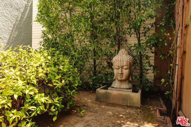 5966 Airdrome Street, Los Angeles CA: https://media.crmls.org/mediaz/23f6a8ad-9a18-46b5-9956-85d6df977270.jpg