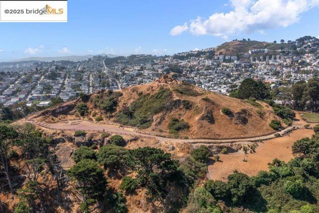 351 Buena Vista Ave E, San Francisco CA: https://media.crmls.org/mediaz/23f7a8be-6bff-44d8-8510-528dd5541bf2.jpg