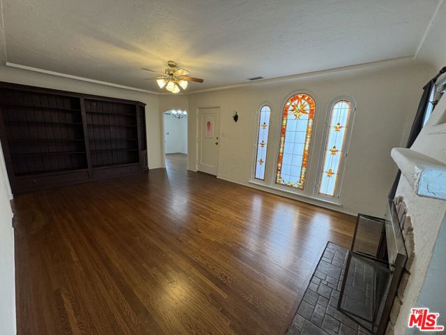 2437 Granville Avenue, Los Angeles CA: https://media.crmls.org/mediaz/23f7e75c-aa86-4f80-9a6e-5e2e228072ae.jpg