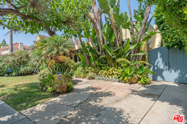 809 S Muirfield Road, Los Angeles CA: https://media.crmls.org/mediaz/23f886a9-8426-4b97-80bf-bb26c69ac12e.jpg