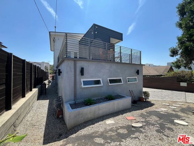636 N Rampart Boulevard, Los Angeles CA: https://media.crmls.org/mediaz/23f8885f-a841-4c17-9417-70a25aa930d6.jpg