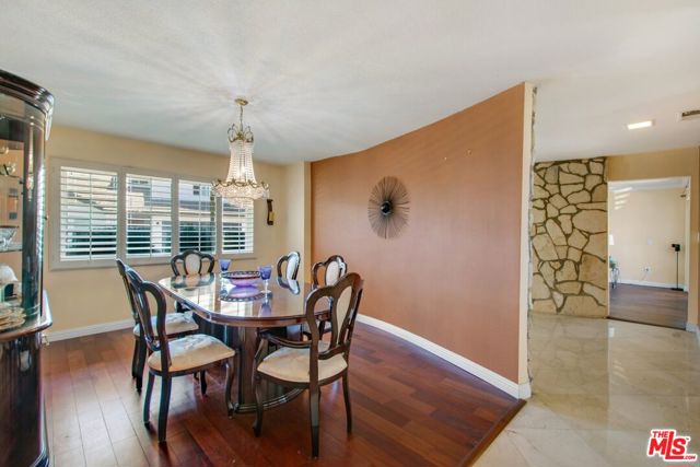 4272 Don Carlos Drive, Los Angeles CA: https://media.crmls.org/mediaz/23f8f68e-c632-4a70-be44-7403026b3e77.jpg