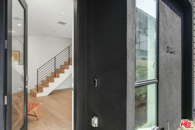 3724 1/2 Vinton Avenue, Los Angeles CA: https://media.crmls.org/mediaz/23f9c5c5-4e44-4db6-8dfa-b59acc293519.jpg