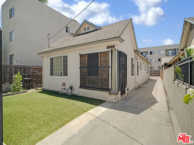 3148 W 11th Street, Los Angeles CA: https://media.crmls.org/mediaz/23fa39bf-8cce-42c4-96e7-5e90a2243620.jpg