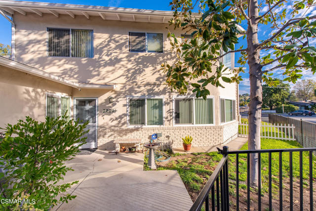 22002 Ybarra Road, Woodland Hills CA: https://media.crmls.org/mediaz/23fc356c-8b31-47fe-966d-6a1a2ab94324.jpg
